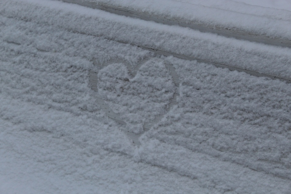 Психолог объяснила, как зимние забавы помогают парам вернуть страсть